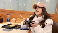 Begitu pula ketika dirinya melancong ke Korea Selatan. Semangkuk makanan hangat dipesannya untuk melawan udara dingin karena datang saat musim salju. Foto: Instagram/birisajodie96