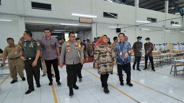 Bupati Sragen Kusdinar Untung Yuni Sukowati saat meresmikan pabrik Djarum di Sumberlawang.