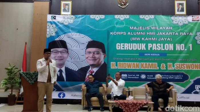 Cagub Jakarta nomor urut 1, Ridwan Kamil (RK) menyinggung ada pasangan calon (paslon) yang tak menyebutkan kata perempuan hingga stunting dalam visi misi. (Kurniawan F/detikcom)