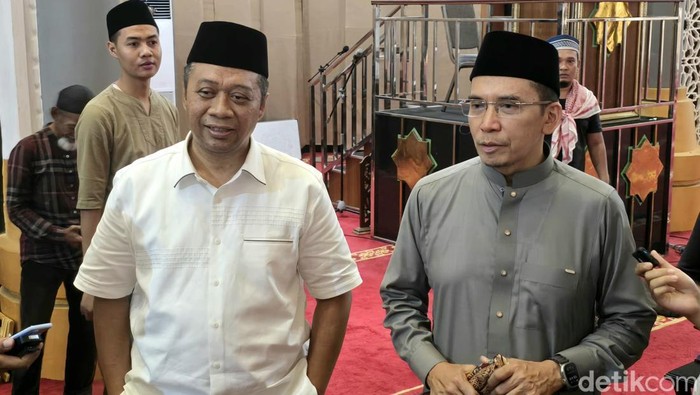 Cagub Nusa Tenggara Barat (NTB) Zulkieflimansyah seusai salat Jumat bersama Tuan Guru Bajang (TGB) Zainul Majdi di Islamic Center Hubbul Wathan, Mataram, Jumat (8/11/2024). (Foto: Helmy Akbar/detikBali)