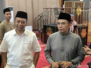 Jelang Debat Kedua Pilgub NTB, Zul Salat Jumat Bareng TGB di Mataram