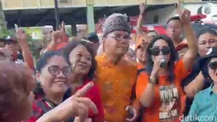 Cagub Sulsel Moh Ramdhan Danny Pomanto menyapa warga di Toraja Utara dalam masa kampanye Pilgub Sulsel.