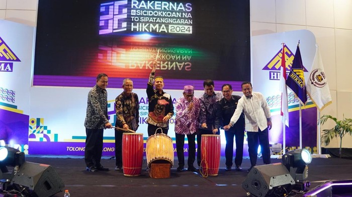 Calon gubernur Sulsel nomor urut 2, Andi Sudirman Sulaiman (ASS) menghadiri Rakernas Hikma di Hotel Claro Makassar.