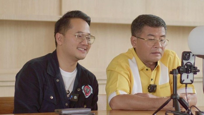 Cawagub Jabar Erwan Setiawan dan Cawawalkot Cimahi Adhitia saat live TikTok bareng