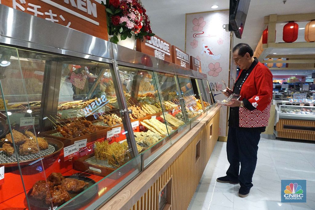 Chairman CT Corp Chairul Tanjung hadir dalam grand opening Oishiwa Japanese Delicatssen di Transmart Kota Kasablanka, Jakarta, Jumat, (8/11/2024). (CNBC Indonesia/Muhammad Sabki)