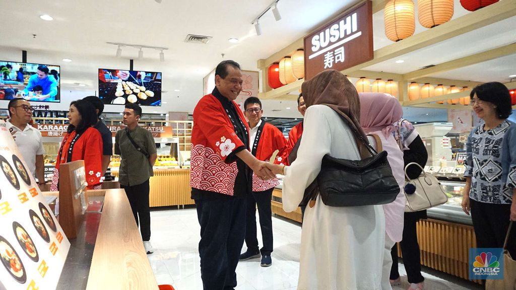 Chairman CT Corp Chairul Tanjung hadir dalam grand opening Oishiwa Japanese Delicatssen di Transmart Kota Kasablanka, Jakarta, Jumat, (8/11/2024). (CNBC Indonesia/Muhammad Sabki)