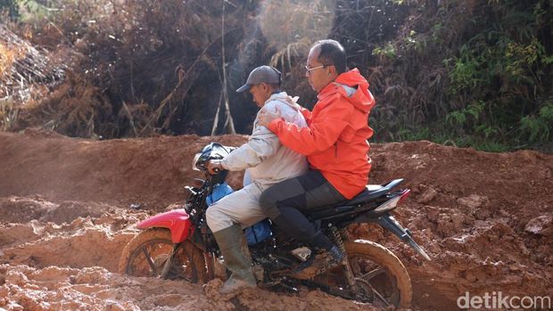 Danny Pomanto menjajal Jalur Seko di Kabupaten Luwu Utara. Hermawan Mappiwali/detikcom