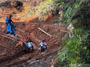 Jajal Jalur Seko, Danny Janji Tuntaskan Pembangunan Jalan Rusak Berlumpur