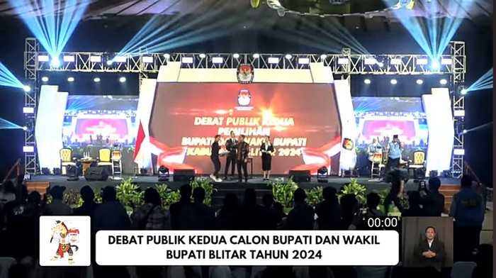 Debat kedua Pilbup Blitar 2024. Debat itu dibatalkan gegara pendukung salah satu paslon protes paslon lain bawa catatan yang dianggap sontekan.