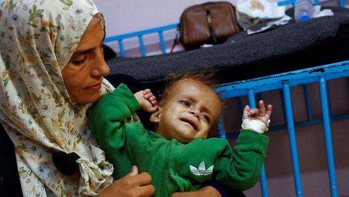 A Palestinian mother tends to her ailing child at Nasser Hospital, amid the ongoing Israel-Hamas conflict, in Khan Younis, southern Gaza Strip, November 7, 2024. REUTERS/Mohammed Salem