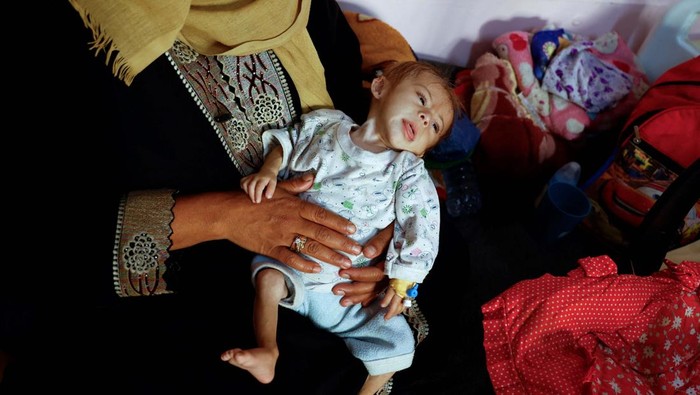 A Palestinian mother tends to her ailing child at Nasser Hospital, amid the ongoing Israel-Hamas conflict, in Khan Younis, southern Gaza Strip, November 7, 2024. REUTERS/Mohammed Salem