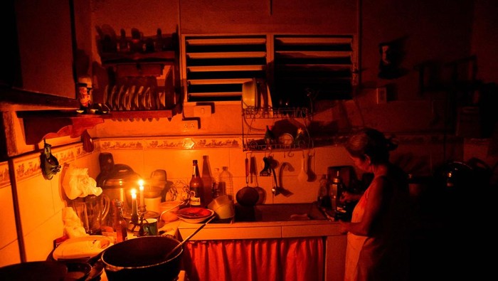 Dihantam Badai Rafael, Kota Havana Kuba Gelap Gulita A man cooks during a blackout after Hurricane Rafael knocked out the country's electrical grid, in Havana, Cuba November 7, 2024. REUTERS/Norlys Perez