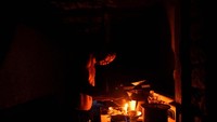 Warga memasak dengan penerangan lilin.  
