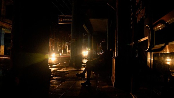 Dihantam Badai Rafael, Kota Havana Kuba Gelap Gulita
