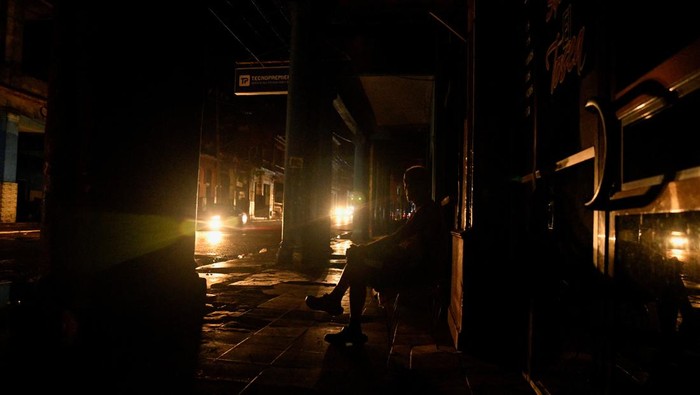 Dihantam Badai Rafael, Kota Havana Kuba Gelap Gulita A man cooks during a blackout after Hurricane Rafael knocked out the country's electrical grid, in Havana, Cuba November 7, 2024. REUTERS/Norlys Perez