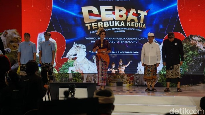Dua paslon mengikuti debat kedua Pilbup Badung 2024 yang digelar di The Trans Resort Bali, Kerobokan Kelod, Kuta Utara, Badung, Jumat (8/11/2024) malam. (Foto: Agus Eka/detikBali)