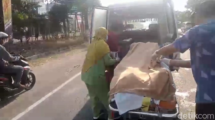 Evakuasi pelajar SMK yang tewas kecelakaan di Lamongan