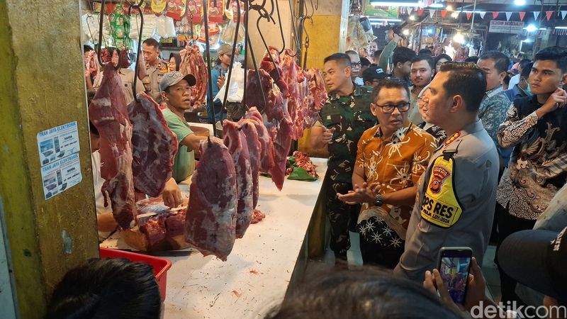 Forkopimda Kota Bogor menggelar sidak harga bahan pokok di Pasar Kebon Kembang, Kota Bogor. (M Sholihin/detikcom)