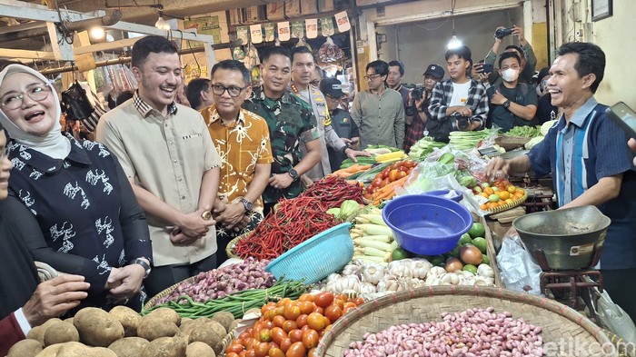 Forkopimda Kota Bogor menggelar sidak harga bahan pokok di Pasar Kebon Kembang, Kota Bogor. (M Sholihin/detikcom)