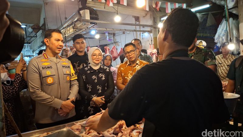 Forkopimda Kota Bogor menggelar sidak harga bahan pokok di Pasar Kebon Kembang, Kota Bogor. (M Sholihin/detikcom)