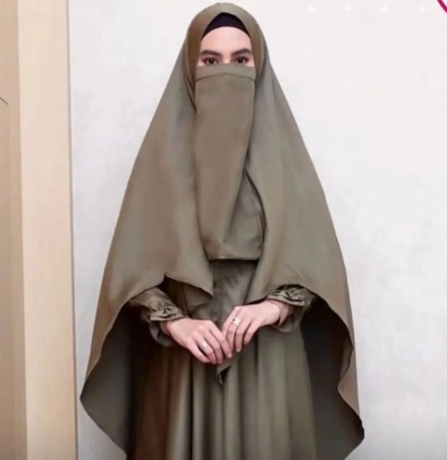 Kartika Putri kini sudah bulat untuk menggunakan cadar. Usai menggunakan cadar ini, dia memutuskan untuk tidak lagi menjalani kegiatan syutingnya. Maafin aku sudah nggak syuting, jawab Kartika Putri saat diajak syuting salah satu stasiun TV. Terkait Kartika Putri yang kini bercadar, suaminya yaitu Habib Usman meminta doa. Kartika Putri disebut memang sudah lama ingin menggunakan cadar. Kartika Putri sendiri populer di dunia hiburan sejak 2005. Foto: Dok. @tante.rempong.official.