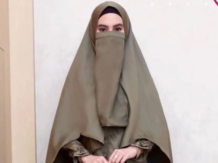5 Potret Selebriti Putuskan Hijrah Pakai Cadar dan Tinggalkan Dunia Hiburan