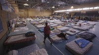 Kasur-kasur diletakkan di sebuah pusat olahraga untuk warga yang kehilangan rumah akibat banjir, di Picanya, pinggiran Valencia, Spanyol, Kamis (7/11/2024). (AP Photo/Alberto Saiz)