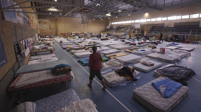 A sports centre is prepared with Mattresses for people who have lost their homes and food and water after floods, in Picanya on the outskirts of Valencia, Spain, Thursday, Nov. 7, 2024. (AP Photo/Alberto Saiz)