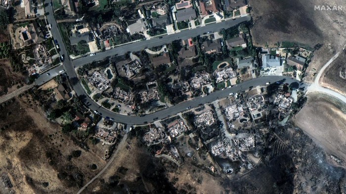 Gunung di California Terbakar, Komplek Perumahan Ikut Hangus A satellite image shows a firefighting helicopter in the air, following the Mountain Fire, in Moorpark, California, U.S., November 7, 2024. Maxar Technologies/Handout via REUTERS THIS IMAGE HAS BEEN SUPPLIED BY A THIRD PARTY. NO RESALES. NO ARCHIVES. MANDATORY CREDIT. DO NOT OBSCURE LOGO