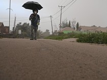 Gunung Lewotobi Erupsi, Hujan Abu dan Pasir Selimuti Desa Pululera