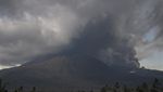 Gunung Lewotobi Erupsi, Hujan Abu dan Pasir Selimuti Desa Pululera