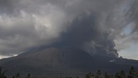 Erupsi Gunung Lewotobi Laki-laki tampak dari Desa Pululera di Wulanggitang, Kabupaten Flores Timur, Nusa Tenggara Timur, Jumat (8/11/2024).