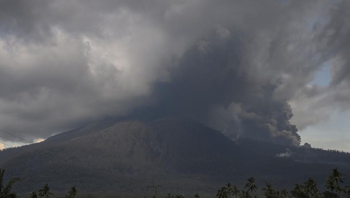 Erupsi Gunung Lewotobi Laki-laki tampak dari Desa Pululera di Wulanggitang, Kabupaten Flores Timur, Nusa Tenggara Timur, Jumat (8/11/2024). Hujan abu dan pasir vulkanis tersebut terjadi usai Gunung Lewotobi Laki-laki mengalami erupsi sekitar pukul 14.30 WITA. ANTARA FOTO/Aditya Pradana Putra/wpa.