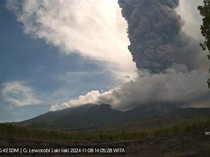Video: Gunung Lewotobi Laki-laki Erupsi Lagi, Muntahkan Abu Setinggi 8 Km