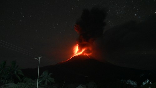 Gunung Lewotobi Laki-laki di Kabupaten Flores Timur, NTT, kembali erupsi dengan tinggi kolom letusan 2.000 meter. Erupsi itu terjadi pada Jumat (8/11/2024) pukul 01.25 Wita.