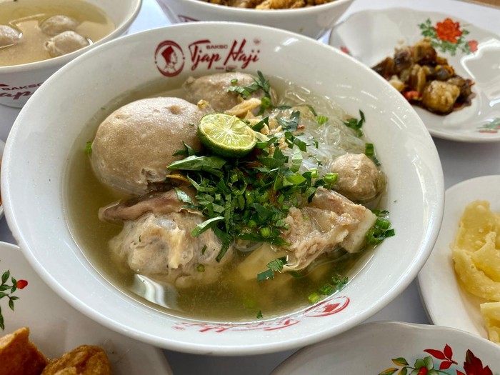 Gurih Mantap! Bakso Spesial dengan Tetelan Oseng Buatan ‘Tjap Haji’
