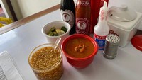 Oh ya, di setiap meja tersedia minyak bawang putih, cuka, sambal, jeruk limau dan tak ketinggalan kecap hingga saus. Pengunjung bisa meracik bakso mereka sesuai selera. Foto: detikFood