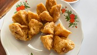 Jangan lupa pesan Bakso Goreng (Rp 15.000), seporsi dapat tiga biji bakso sedang yang digoreng dadakan. Lengkap dengan saus pedas manis yang jadi cocolannya. Foto: detikFood