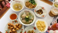 Selain menu-menu di atas ada banyak menu lainnya di Bakso Tjap Haji, misalnya topping lidah sapi, daging iris, tulang sumsum, buntut kulit sampai ceker. Foto: detikFood