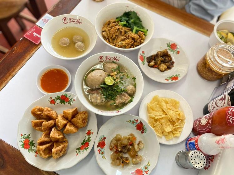 Gurih Mantap! Bakso Spesial dengan Tetelan Oseng Buatan Tjap Haji