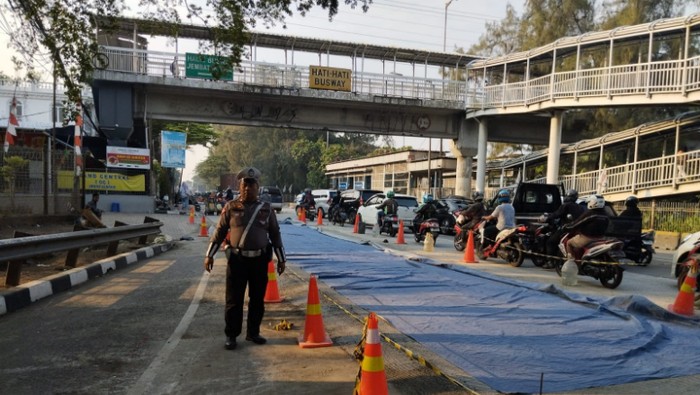 Hati-hati Ada Perbaikan Jalan di Jembatan 3 Jakut, Lalin Macet