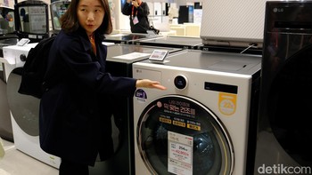 Mesin cuci terbaru LG untuk 2025 memiliki teknologi AI DD (Artificial Intelligence Direct Drive) yang dapat secara cerdas mengidentifikasi pola pencucian yang ideal. Mesin motor Inverter DD juga mengurangi kebisingan. Mesin cuci ini juga dilengkapi fitur AI Wash 2.0 yang dapat memilih gerakan pencucian yang optimal berdasarkan jenis kain. Terdapat juga teknologi TurboWash 360 yang menggunakan sistem multi-nozzle 3D untuk menyemprotkan air dan deterjen dalam empat arah secara bersamaan. Ada ThinQ sehingga pengguna dapat memeriksa status pencucian sudah selesai atau belum dari aplikasi. Foto: Rista Rama Dhany/detikcom