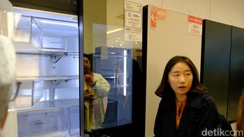 Kulkas terbaru LG untuk 2025 memiliki kapasitas penyimpanan lebih banyak. Ada teknologi InstaView LG, bisa merekam dan memantau makanan tanpa membuka pintu. Tinggal ketukan 2 kali yang cepat pada panel kaca transparannya. Ada teknologi LinearCooling untuk menjaga kesegaran. Ada sistem DoorCooling+ yang mendinginkan kulkas lebih cepat dan teknologi ThinQ untuk mengontrol kulkas InstaView French-Door dari jarak jauh melalui aplikasi ThinQ, Google Asisten, atau Amazon Alexa. Foto: Rista Rama Dhany/detikcom