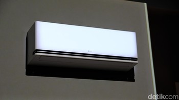 AC terbaru LG untuk 2025 adalah DuaColl AI Air. Produk AC tersebut tertanam teknologi AI Air yang dapat menyesuaikan suhu ruangan dengan cepat dan mengatur kelembaban. AC tersebut juga dapat menampilkan fitur hemat energi proaktif termasuk kW Manager. AC ini dapat mendeteksi keberadaan manusia dan dan secara otomotis mengubah suhu sehingga menghemat penggunaan listrik. Foto: Rista Rama Dhany/detikcom