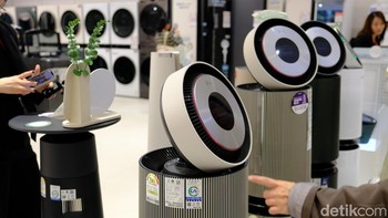 Air Purifier 360 Alpha dan Puricare Aero Furniture adalah pembersih udara terbaru dari LG untuk 2025. Mereka dapat menyaring udara hingga 9 meter melalui teknologi clean booster. Terdapat teknologi UVnano yang menghilangkan 99,99% bakteri. Terdapat mode hewan peliharaan yang dapat menangkap bulu-bulu hewan dan teknologi ThinQ sehingga dapat dikontrol dari jarah jauh. Foto: Rista Rama Dhany/detikcom