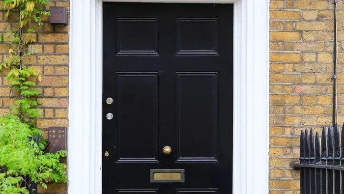Ilustrasi pintu hitam
