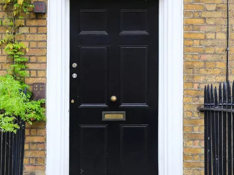 Ilustrasi pintu hitam