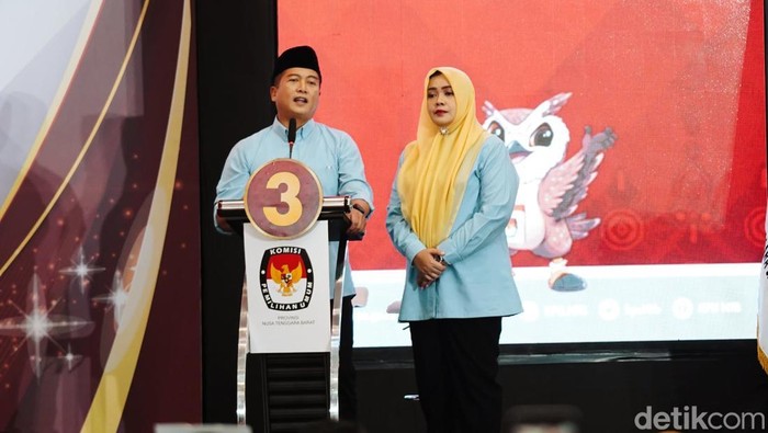 Paslon Lalu Muhammad Iqbal-Indah Dhamayanti Putri (Iqbal-Dinda) memaparkan visi-misi dalam debat kedua Pilgub NTB 2024 di Mataram. (Edi Suryansyah/detikBali)
