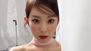 Irene tampil dalam berbagai busana dalam deretan foto yang dia unggah. Salah satunya menampilkan artis SM Entertainment itu dengan dress pink dan rambut ditata ke atas.