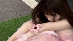 Ada juga foto Irene dengan busana rok tutu berwarna pink yang lucu.